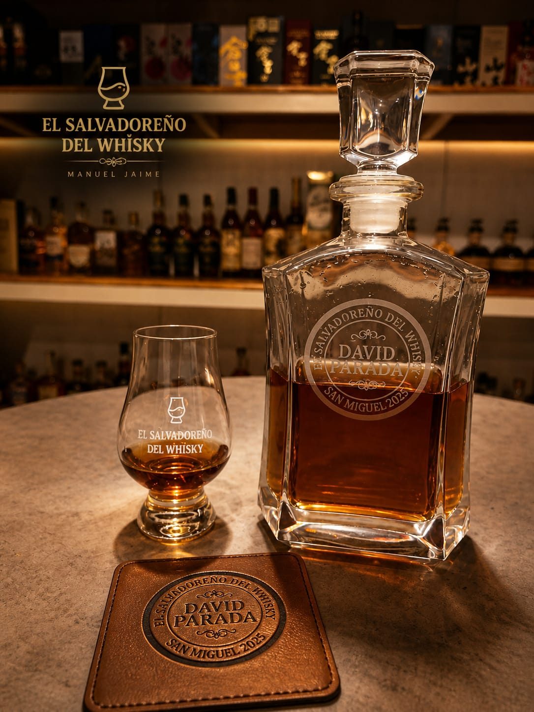Decantador grabado El Salvadoreño del Whisky · David Parada con copa Glencairn y posavasos personalizado