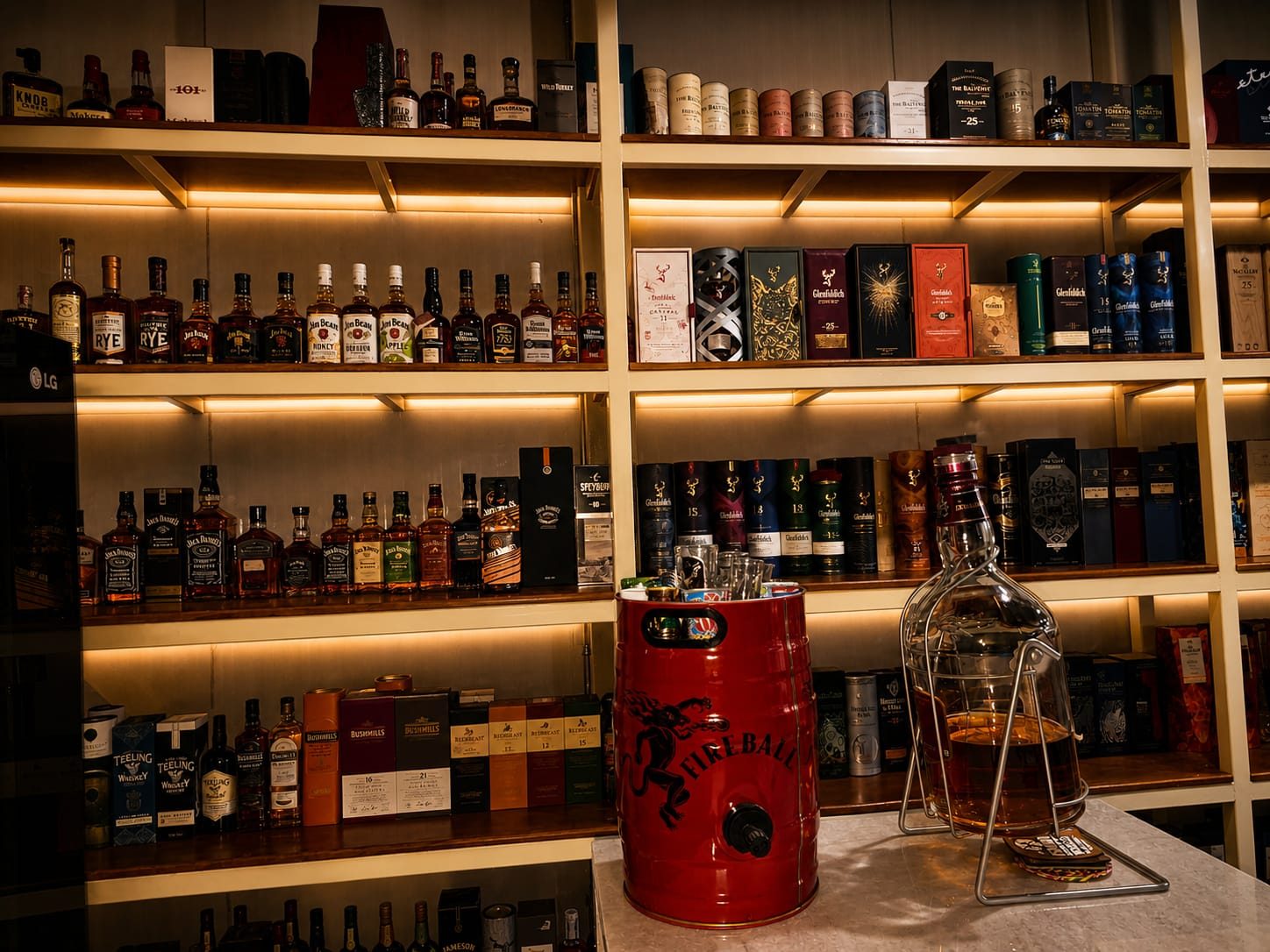 Sección estadounidense de la cava con Jack Daniel's, Jim Beam, Wild Turkey, bourbon americano y Glenfiddich